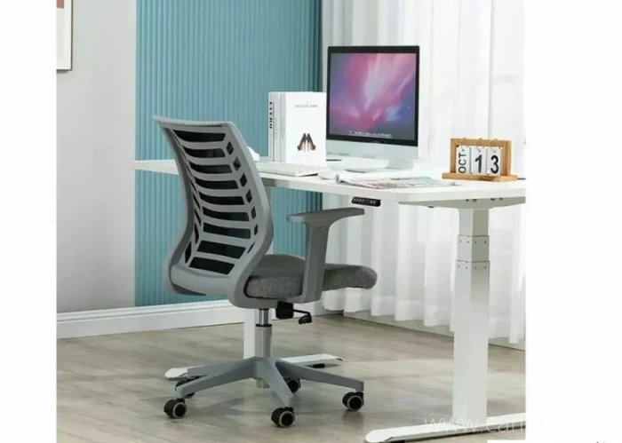 Рабочее место: Как выбрать стол и стул для здоровой осанки